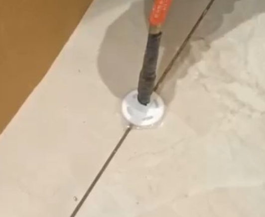 阿拉善盟瓷砖空鼓维修公司专业解答瓷砖在铺贴过程中，如果没有涂抹均匀到位的粘结材料（如水泥砂浆或瓷砖胶），可能会导致以下问题